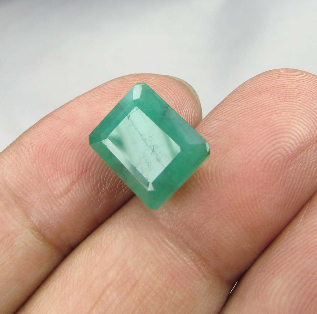 IMG_2718_5-63Cts_Emerald.jpg  by shreekrishnagems