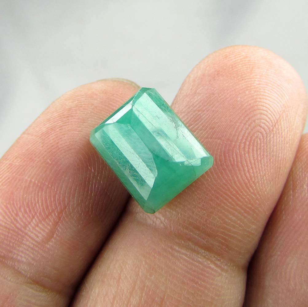 IMG_2722_5-63Cts_Emerald.jpg  by shreekrishnagems