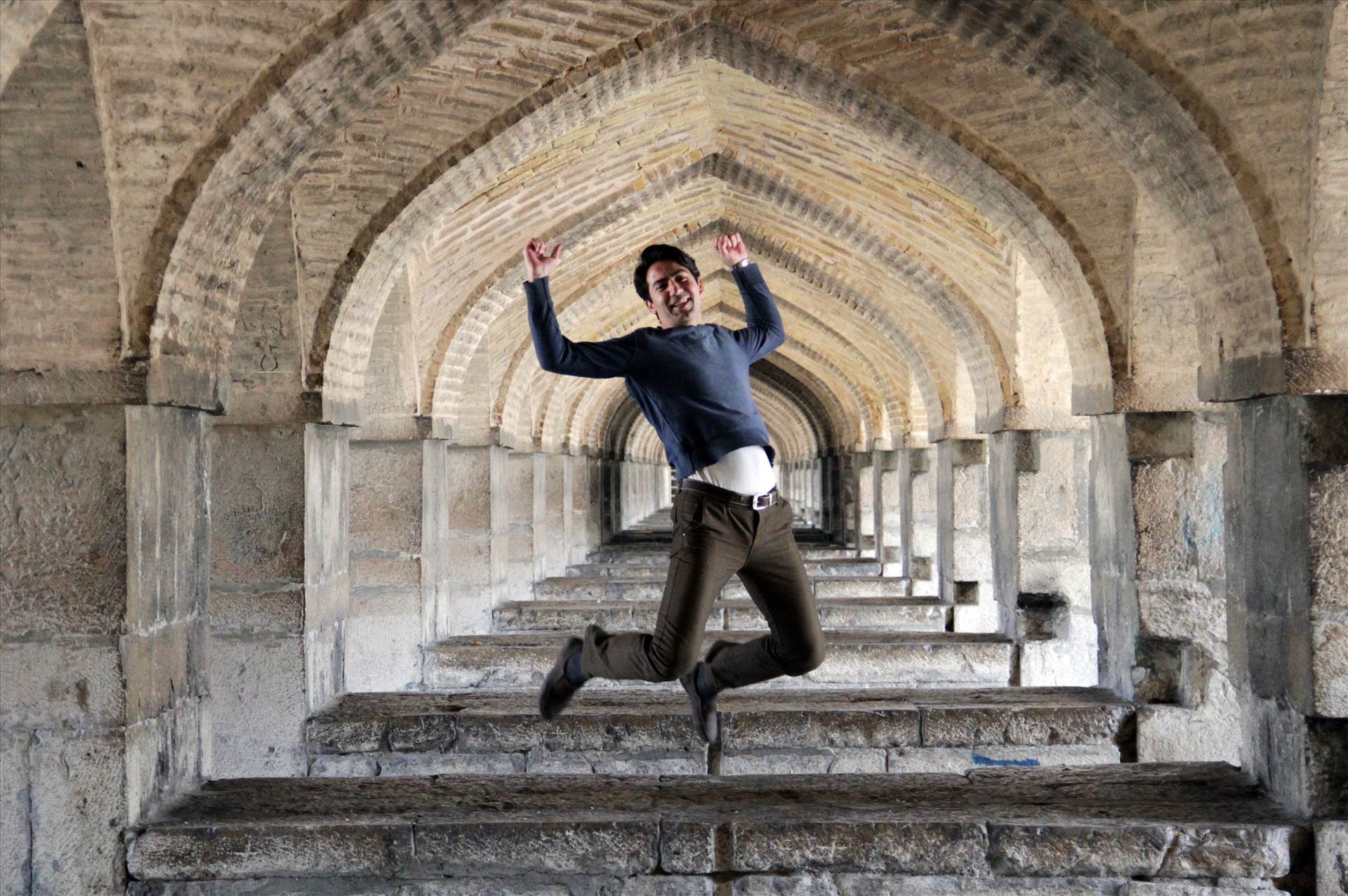 حامد توحیدی امین در پل خواجو.JPG حامد توحیدی امین در پل خواجو by Hamed