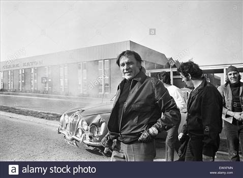 richard-burton-during-location-filming-of-the-villain-the-cast-and-EWXFMN.jpg - 