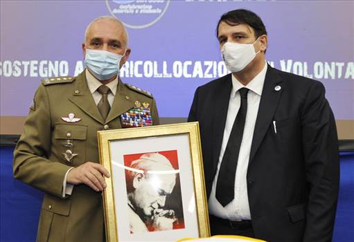 Il-Generale-Castellano-riceve-un-dono-dal-Dottor-Tonoli-Presidente-CONFEDES-1170x646.jpg by markogallina