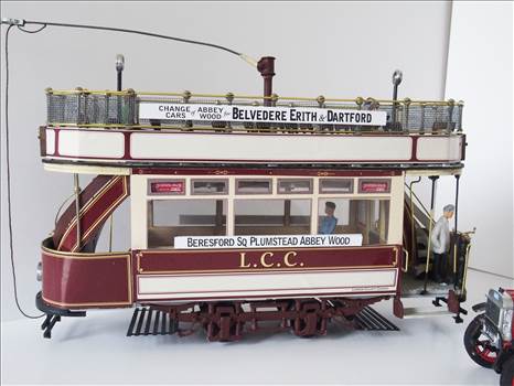 3 pics of 1/24th scale Occre mixed material London Tram & B Type bus