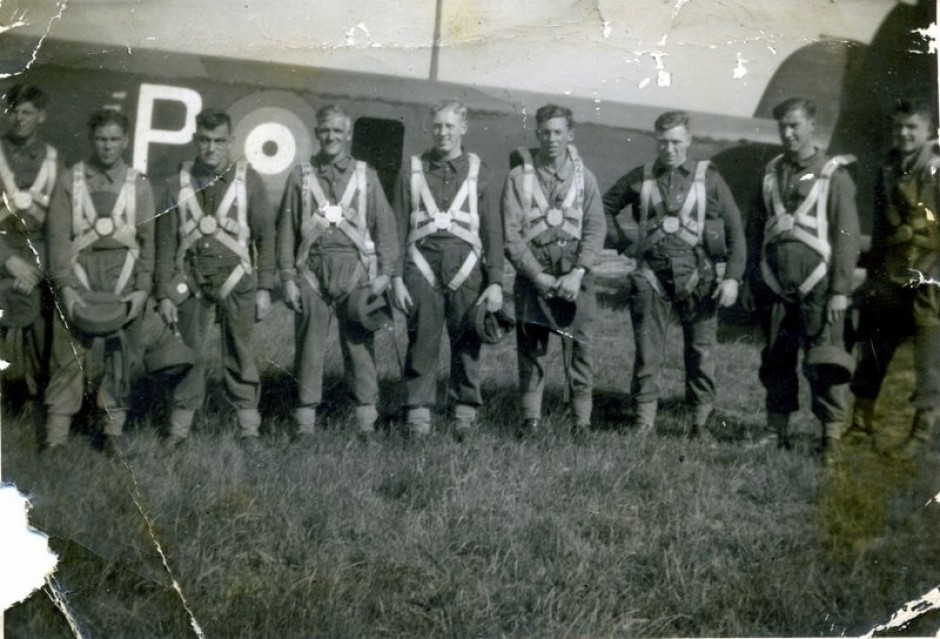 whitley poss 1 pts 291241_Tause_heltern_Parachute_training_ca_1940._Wallis_Jackson_2nd_right_None.jpg  by Tony
