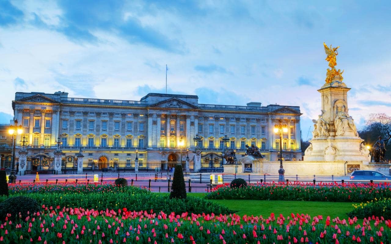 کاخ+باکینگهام،+اقامتگاه+خانواده-ی+سلطنتی+بریتانیا (1).jpg کاخ باکینگهام، اقامتگاه خانواده‌ی سلطنتی بریتانیا by mohsen dehbashi