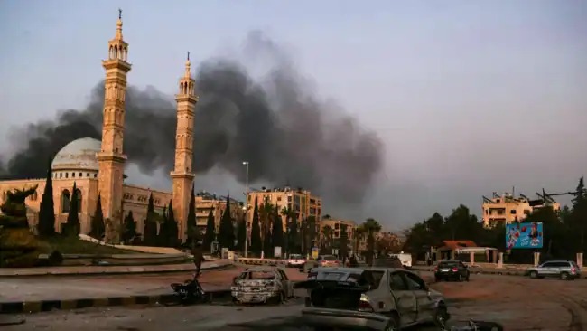 89e8533e-4486-4e43-87ea-e10dfb63b130_w650_r1_2_11zon.jpg دوشنبه ۱۲ آذر ۱۴۰۳ ایران ۱۴:۵۰ 
 آتش‌سوزی و ویرانی‌ به‌جا مانده از حمله نیروهای دولتی سوریه به مخالفان در شهر حلب – ۱۰ آذر ۱۴۰۳ by mohsen dehbashi