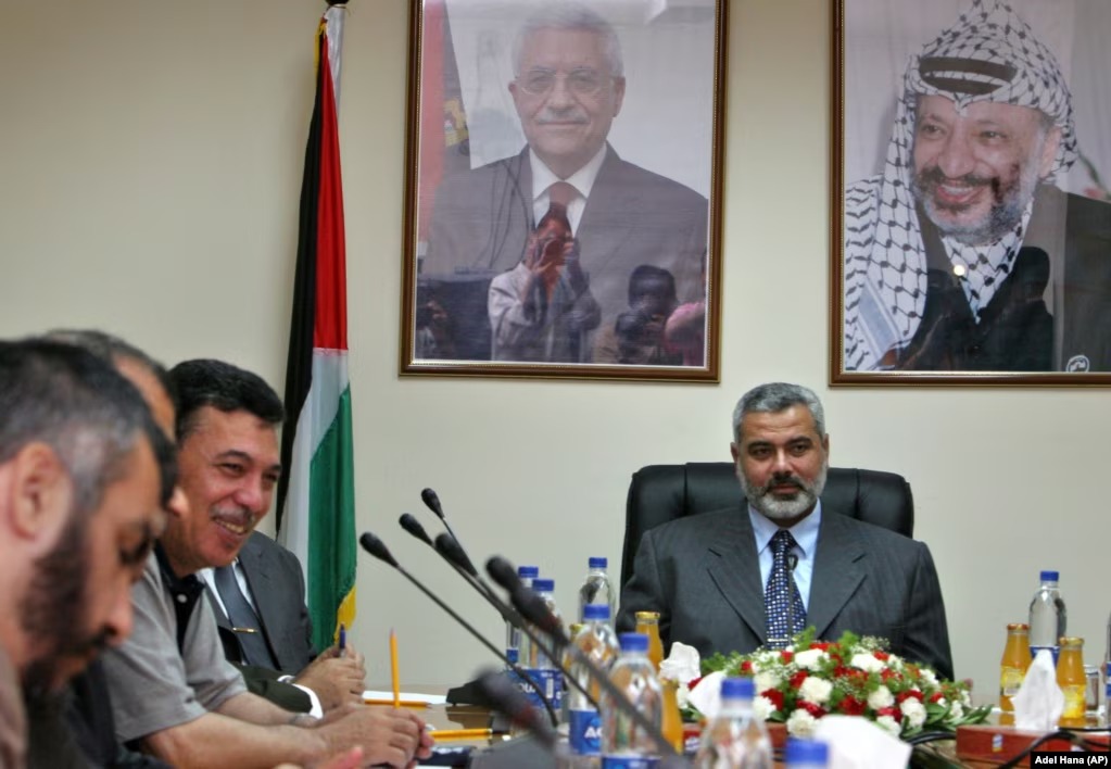 01000000-c0a8-0242-7474-08dcb16210d8_w1023_s_1_11zon.jpg اسماعیل هنیه در نشستی با رهبران جنبش فلسطینی فتح در ماه مه ۲۰۰۶ by mohsen dehbashi