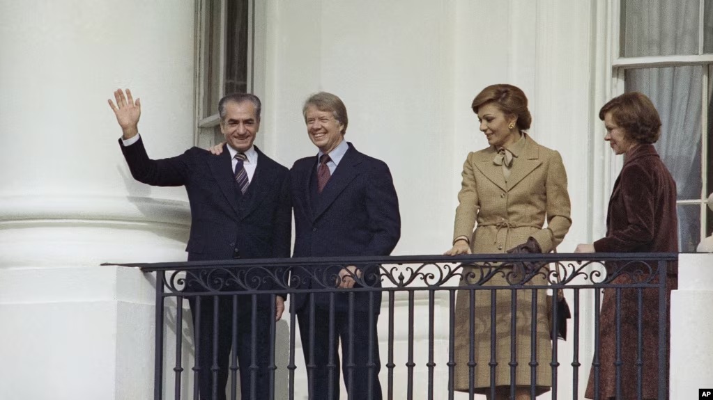 01000000-0aff-0242-4179-08db14f641fc_cx0_cy9_cw0_w1023_r1_s_1_11zon.jpg دوشنبه ۱۰ دی ۱۴۰۳ ایران ۱۶:۱۰ 
جیمی کارتر رئیس جمهوری پیشین آمریکا درگذشت
روز یکشنبه ۹ دی ۱۴۰۳ در خانه‌اش در پلینز، ایالات جورجیا، درگذشت.
سی و نهمین رئیس ‌جمهوری ایالات متحده، که کشاورز بادام‌زمینی اهل جورجیا بود، هنگام مرگ ۱۰۰ سال داشت. خبر درگذشت او by mohsen dehbashi