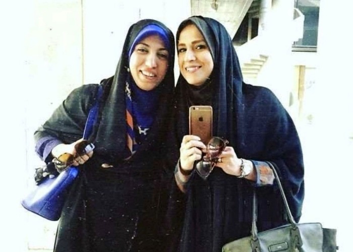 آمنه-سادات-ذبیح-پور-و-زهرا-چخماقی.jpg آمنه سادات ذبیح پور، خبرنگاری که با مستنداتش در اخبار ۲۰:۳۰ به شهرت رسید by mohsen dehbashi