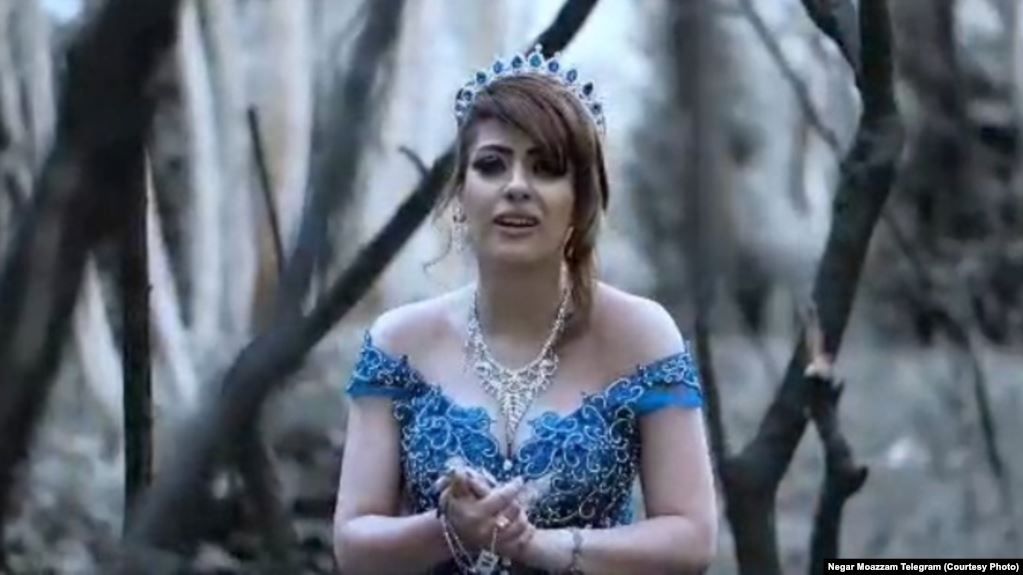 0588747C-06BF-4C49-ABDB-FE1B025259C7_w1023_r1_s.jpg شهریور ۲۳, ۱۳۹۸
قوه قضائیه صدور حکم یکسال زندان برای «نگار معظم» به جرم خواندن آهنگ شهره در «ابیانه» را تائید کرد by mohsen dehbashi