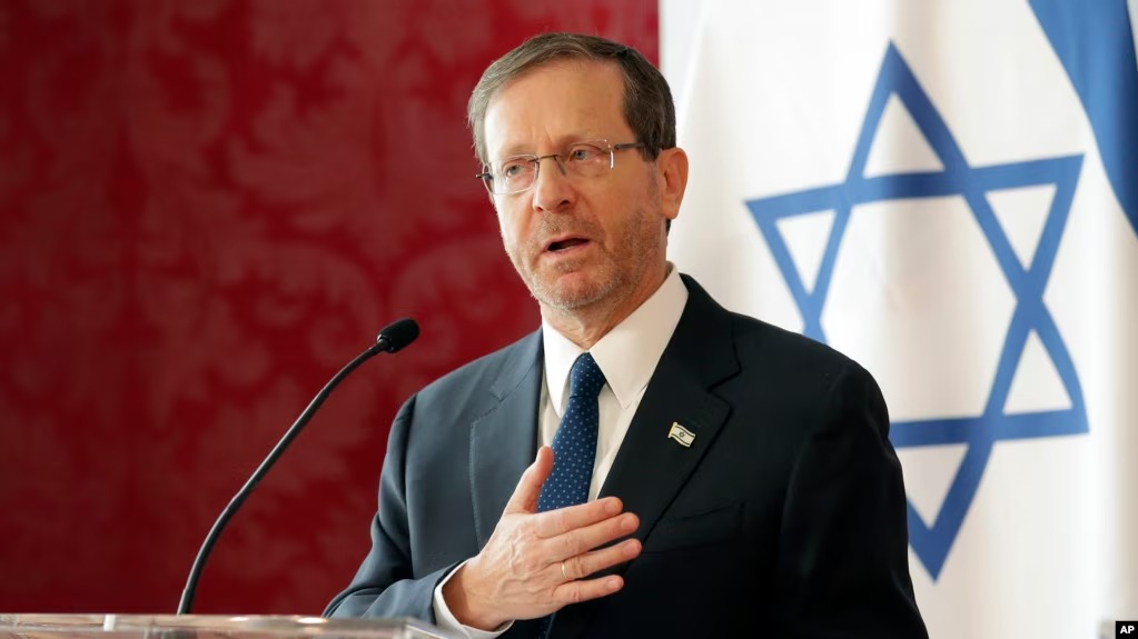 7eda1c4c-bc5c-452e-88b5-2e0a9b181032_w1023_r1_s_1_11zon.jpg اسحاق هرتزوگ، رئیس جمهوری اسرائیل، روز یکشنبه در مصاحبه‌ای با کانال خبری العربیه خواستار «خیزش» مردم ایران و لبنان علیه «امپراتوری شر» جمهوری اسلامی و گروه‌های نیابتی آن شد.
یکشنبه ۱۵ مهر ۱۴۰۳ ایران ۲۲:۳۷ by mohsen dehbashi