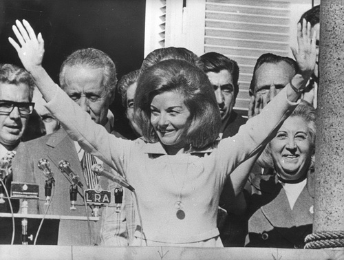154961_844.jpg ایزابل پرون در سال 1974 اولین رئيس جمهور زن آرژانتین شد. وی پس از مرگ شوهرش خوان پرون قدرت را تا سال 1976 در دست داشت ولی او در نهایت ابتدا عزل و سپس مورد تبعید نظامی قرار گرفت. by mohsen dehbashi
