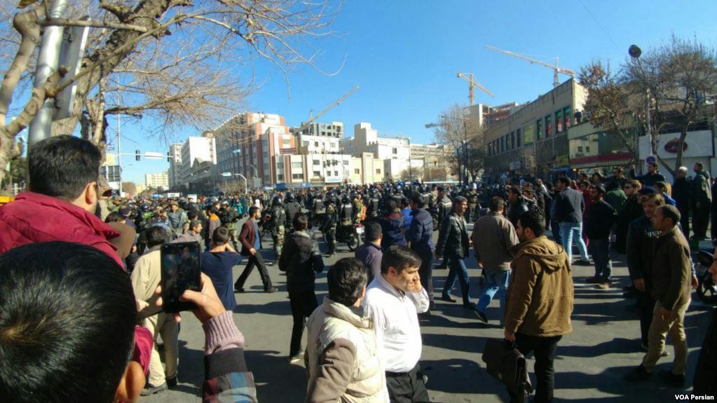 5A9C4770-B777-48D7-8413-C580EE68ECE2_cx0_cy11_cw0_w1023_r1_s.jpg درگیری شدید در سومین روز اعتراض‌های گسترده ایران؛ از کشته‌ها تا حمله به اماکن دولتی by mohsen dehbashi