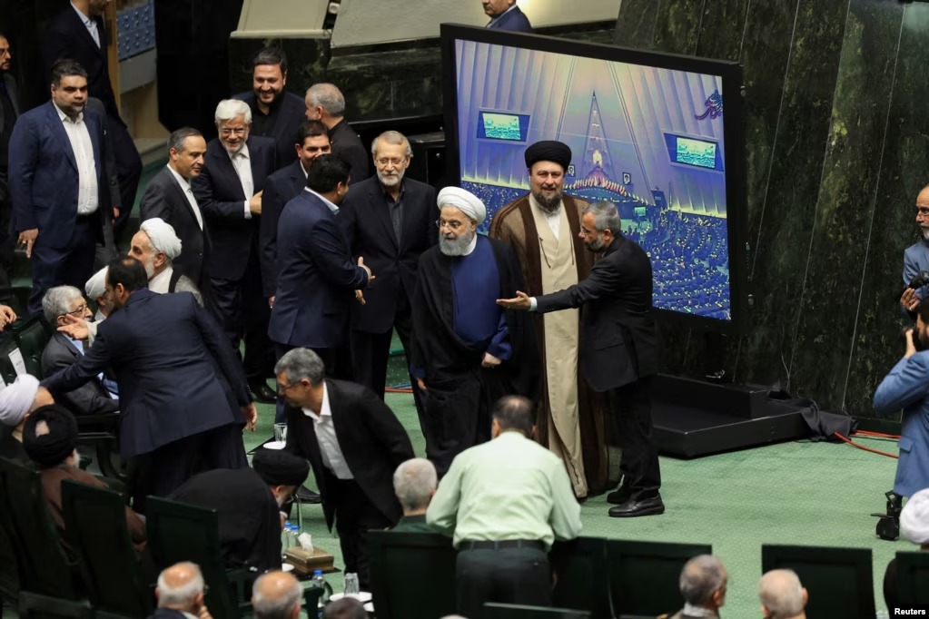 db735204-0014-46c0-951f-f330623a7d50_w1023_s_2_11zon.jpg چهارشنبه ۱۰ مرداد ۱۴۰۳ ایران ۱۳:۵۷ 
حاشیه‌های مراسم تحلیف مسعود پزشکیان، نهمین رئیس دولت جمهوری اسلامی by mohsen dehbashi