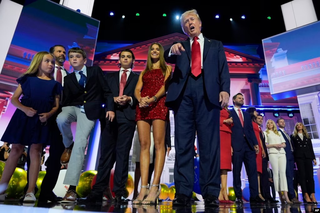 d6dfb38a-aab3-4afd-a2a7-e214bf2c0804_w1023_s_2_11zon.jpg خانواده آقای ترامپ و به ویژه نوه‌ها در این دور از انتخابات نقش پررنگی در حمایت از او دارند by mohsen dehbashi