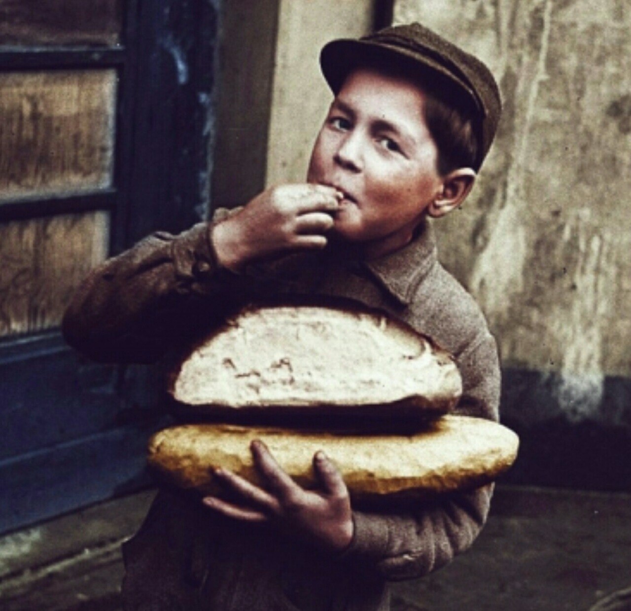 photo_2022-11-20_08-22-08.jpg مرا برای دزدیدن تکه نانـی  به زندان انداختنـد!! و پانزده سال در آنجا
نان مجانی خوردم!
این دیگر چه دنیایی ست

#ویکتور_هوگو by mohsen dehbashi