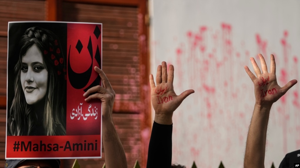 854259ff-8d50-424f-8a32-e313926bcf83_w1023_r1_s.jpg یکشنبه ۱۰ مهر ۱۴۰۱ ایران ۰۸:۰۱ 
ادامه اعتراض‌های سراسری در ایران؛ وزیر اطلاعات به مجلس احضار شد by mohsen dehbashi