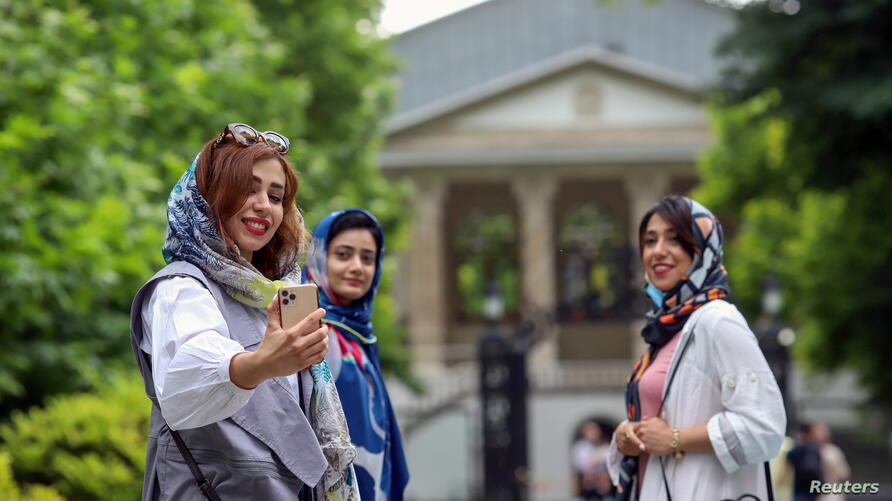 Iranian women take a selfie at a park in Tehran, Iran May 26, 2021. Majid Asgaripour/WANA (West Asia News Agency) via REUTERS ATTENTION EDITORS - THIS کرونا در ایران – افزایش شمار شهرهای قرمز و واکنش مقامات بهداشتی به شایعه مغناطیسی شدن بدن پس از دریافت واکسن
۱۳ خرداد ۱۴۰۰ by mohsen dehbashi