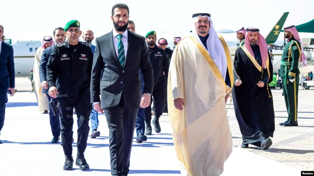 a1f07075-a0af-4bdc-9e40-52892ac4739f_cx0_cy11_cw0_w1023_r1_s_1_11zon.jpg سه شنبه ۷ اسفند ۱۴۰۳ ایران ۱۴:۵۰ 
احمد الشرع در نخستین سفر خارجی خود راهی عربستان شد by mohsen dehbashi