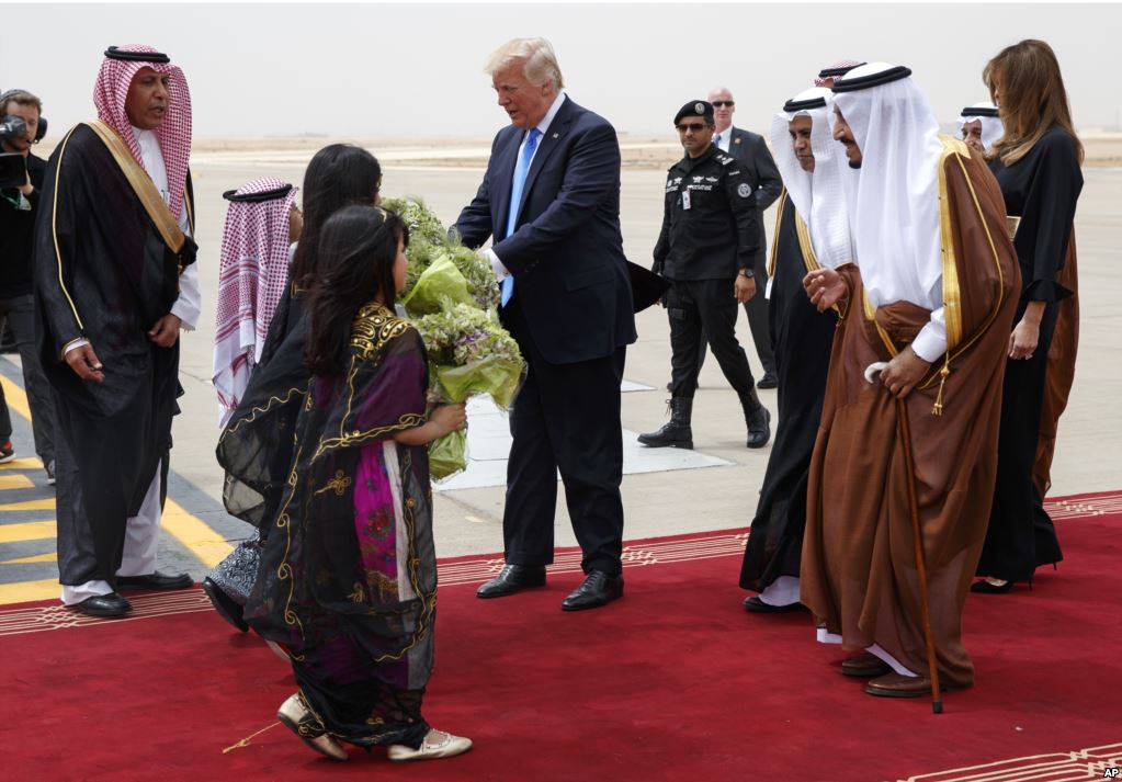 2C6082D7-C722-4CE3-856D-F548CB8BFC04_w1023_s_s.jpg گزارش تصویری از ورود پرزیدنت ترامپ و بانوی اول آمریکا به شهر ریاض در عربستان by mohsen dehbashi