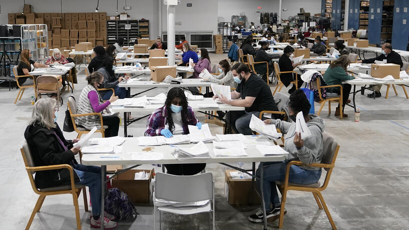 Election 2020 Georgia Vote Counting نمایی از یک مرکز شمارش آرا در ایالت جورجیا. جو بایدن در این ایالت از پرزیدنت ترامپ با فاصله کمی پیش است اما هنوز نتیجه قطعی این ایالت اعلام نشده است. by mohsen dehbashi