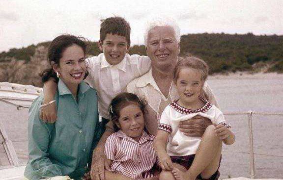 photo_2022-11-28_16-56-58.jpg عکس کمتر دیده‌شده از چارلی چاپلین

مجله فرانسوی پاری‌ماچ: 
چارلی چاپلین به‌همراه خانواده‌اش، در طول یک سفر دریایی، روی عرشه یک قایق، اوت سال 1956 by mohsen dehbashi