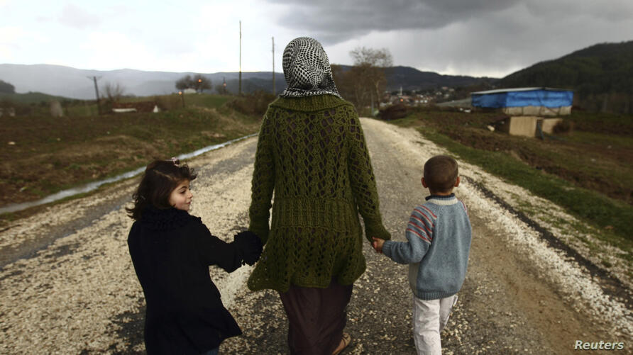 Sawssan  Abdelwahab, who fled Idlib in Syria, walks with her children outside the refugees camp near the Turkish-Syrian border in the southeastern cit بازرسان سازمان ملل حملات سوریه و روسیه به ادلب را «جنایت جنگی» دانستند
۱۷ تیر ۱۳۹۹ by mohsen dehbashi