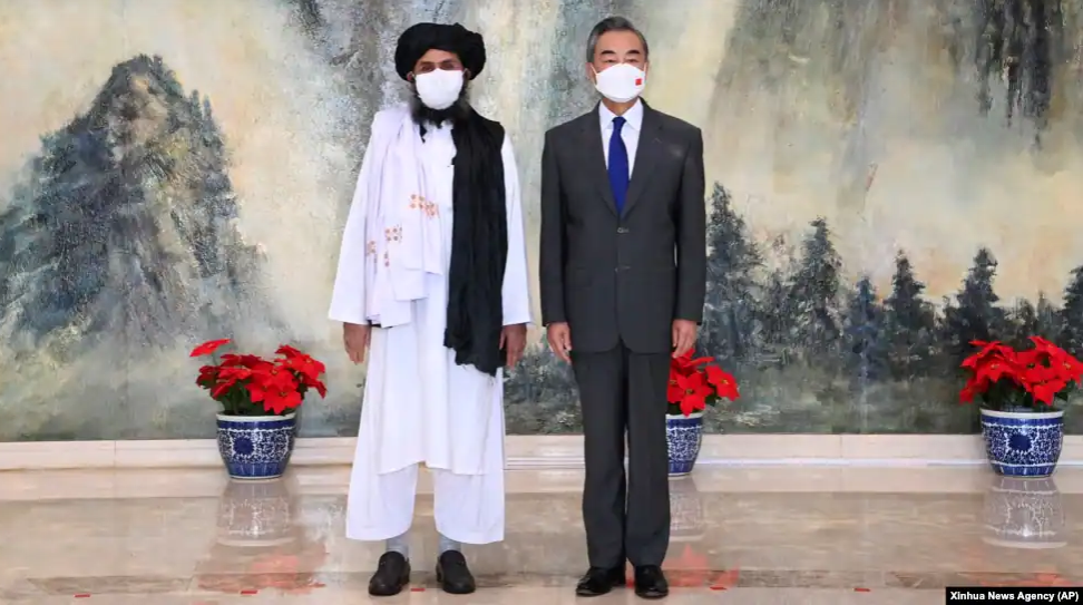 2021-12-15_135518.png چهارشنبه ۲۴ آذر ۱۴۰۰ تهران ۱۳:۵۳ 
افغانستان، مهره‌ای تازه در طرح‌های بزرگ چین
ملا عبدالغنی برادر، یکی از بنیانگذاران طالبان، در سمت چپ، و وانگ یی، وزیر امور خارجه چین، طی دیداری در تیانجین چین by mohsen dehbashi