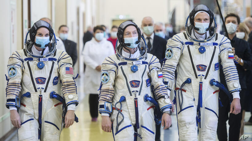 Russia Space Station خانم کاتلین روبینز (چپ) فضانورد ۴۱ ساله آمریکایی به همراه دو فضانورد روسی پیش از اعزام به فضا. by mohsen dehbashi