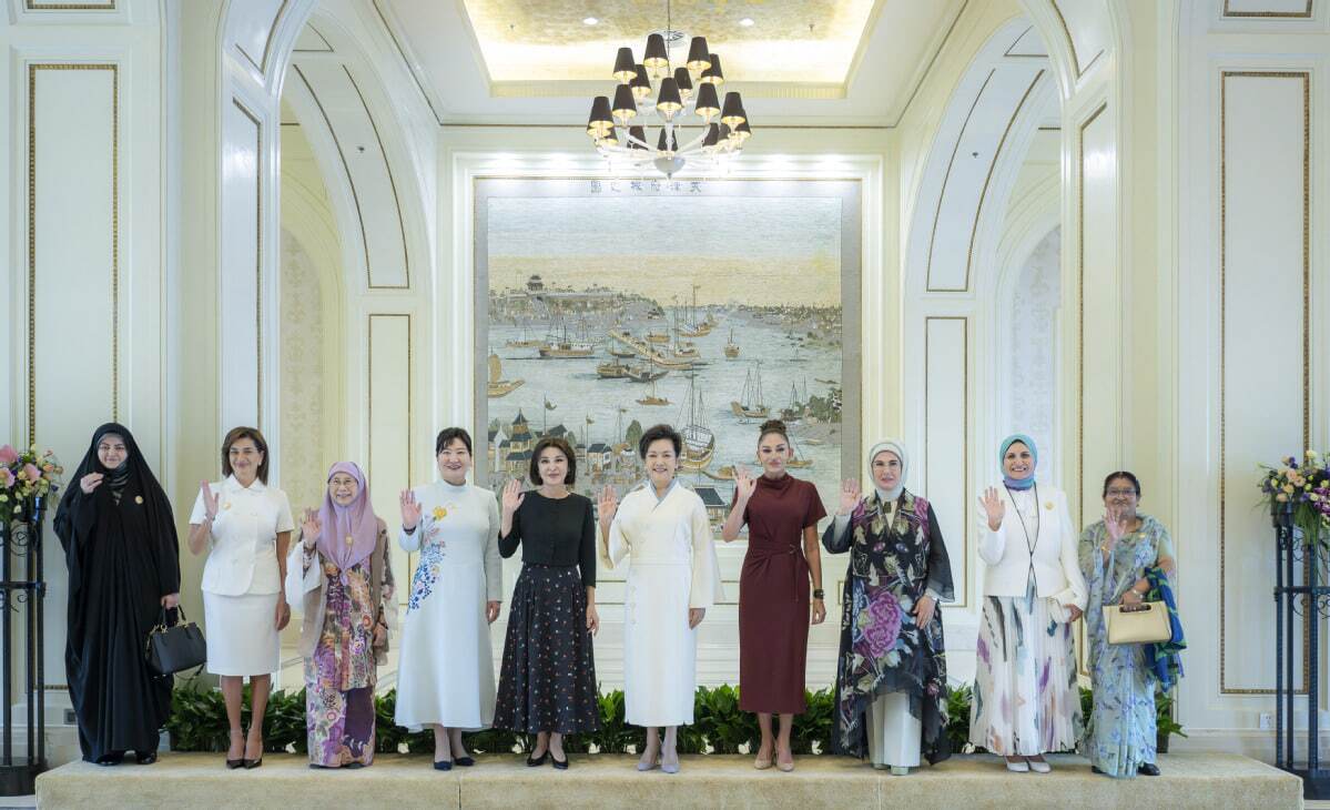 2283209_416.jpg «پنگ لی‌یوآن»، همسر «شی جین پینگ»، رئیس‌جمهور چین، روز دوشنبه ۱ سپتامبر ۲۰۲۵، با همسران رهبران خارجی شرکت‌کننده در اجلاس سران سازمان همکاری شانگهای و همچنین دختر رئیس‌جمهور ایران عکس یادگاری گرفت.

او مهمانان را به یک تور دریایی در رودخانه «هایهه» در شه by mohsen dehbashi