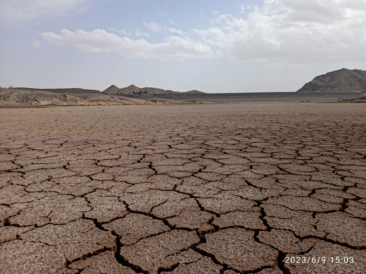 photo_۲۰۲۳-۰۶-۱۰_۰۳-۱۷-۰۵.jpg تصویری  تلخ از خشک شدن سدشهید یعقوبی 
درضلع شمال غربی سنگان بعلت خشکسالی سال 1402
جمعه 1402/3/19 by mohsen dehbashi