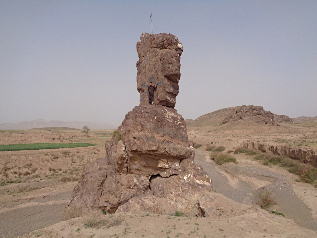 سنگ رستم واقع درشمال سدشهیدیعقوبی by mohsen dehbashi