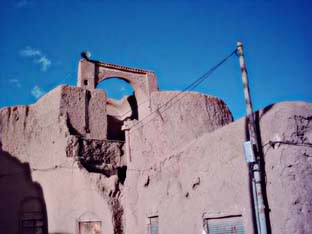 ورودی اصلی به قلعه قدیم  by mohsen dehbashi