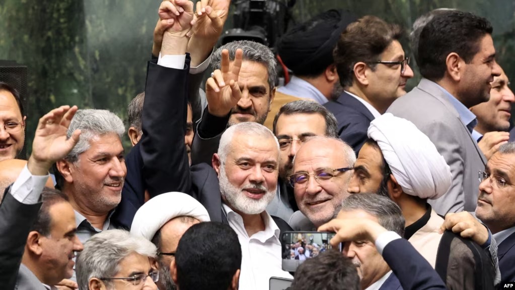 df04766a-2036-4500-bddc-efac30e43c80_cx0_cy9_cw0_w1023_r1_s_1_11zon.jpg چهارشنبه ۱۰ مرداد ۱۴۰۳ ایران ۱۴:۰۶ 
پوشش خبر کشته شدن هنیه در تهران محدود شد، دادستان کل کشور فعالان رسانه‌ای را تهدید کرد by mohsen dehbashi