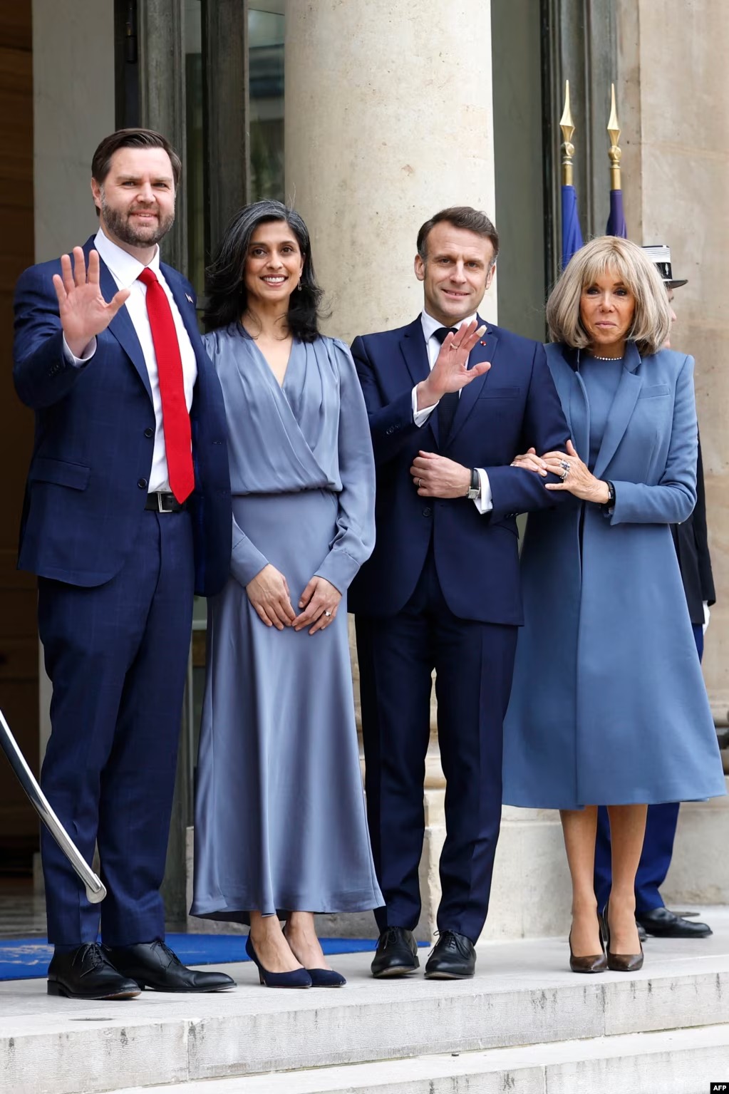 bf12909a-266b-4fbc-84a4-01f529f84eb0_w1023_s_1_11zon.jpg دوشنبه ۲۵ فروردین ۱۴۰۴ ایران ۱۹:۴۴ 
سفر معاون ریاست جمهوری آمریکا و خانواده‌اش به اروپا by mohsen dehbashi