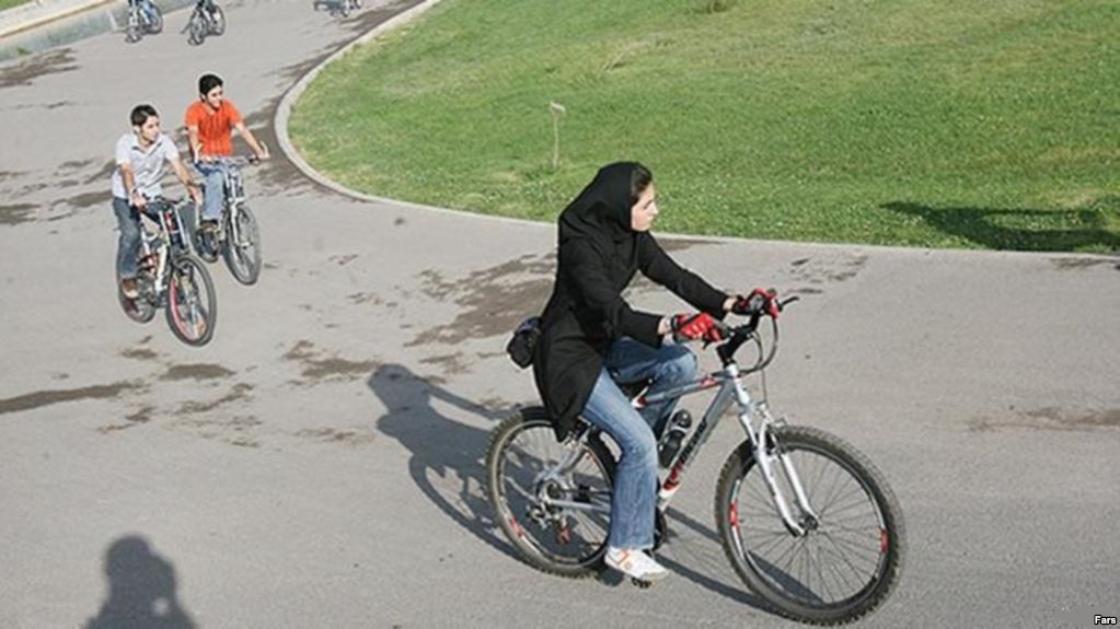 C59EE6E5-A674-410B-B483-461AE83462C2_w1023_r1_s.jpg زنان ایران فتوای دوچرخه سواری را به چالش می کشند by mohsen dehbashi