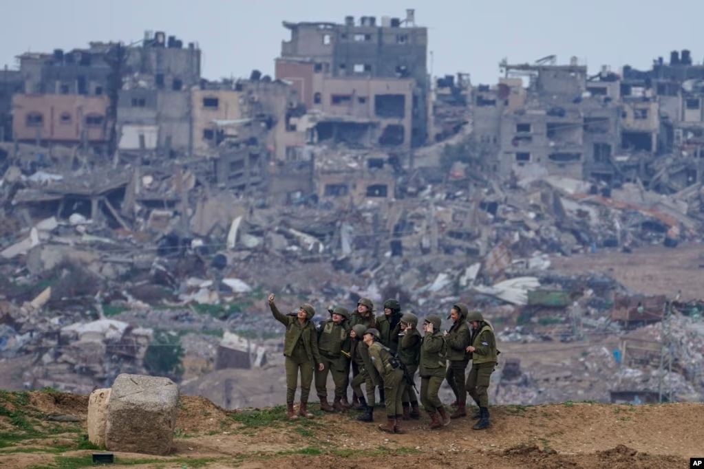 6de27c1c-2d19-4b4d-a692-644c21508557_w1023_s_2_11zon.png عکس گرفتن چند سرباز اسرائیلی در مرز نوار غزه در جنوب اسرائیل، ۱۹ فوریه ۲۰۲۴ by mohsen dehbashi