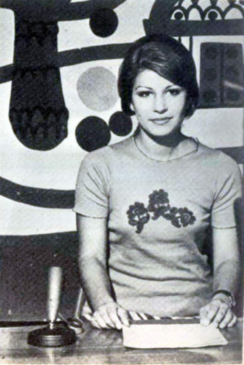 photo_2021-07-06_00-21-02.jpg سرکار خانم احترام برومند مجری تلویزیون و برنامه های کودکان در حال اجرای برنامه زیر گنبد کبود در سال 1351  ( تقریبا نیم قرن پیش ) by mohsen dehbashi