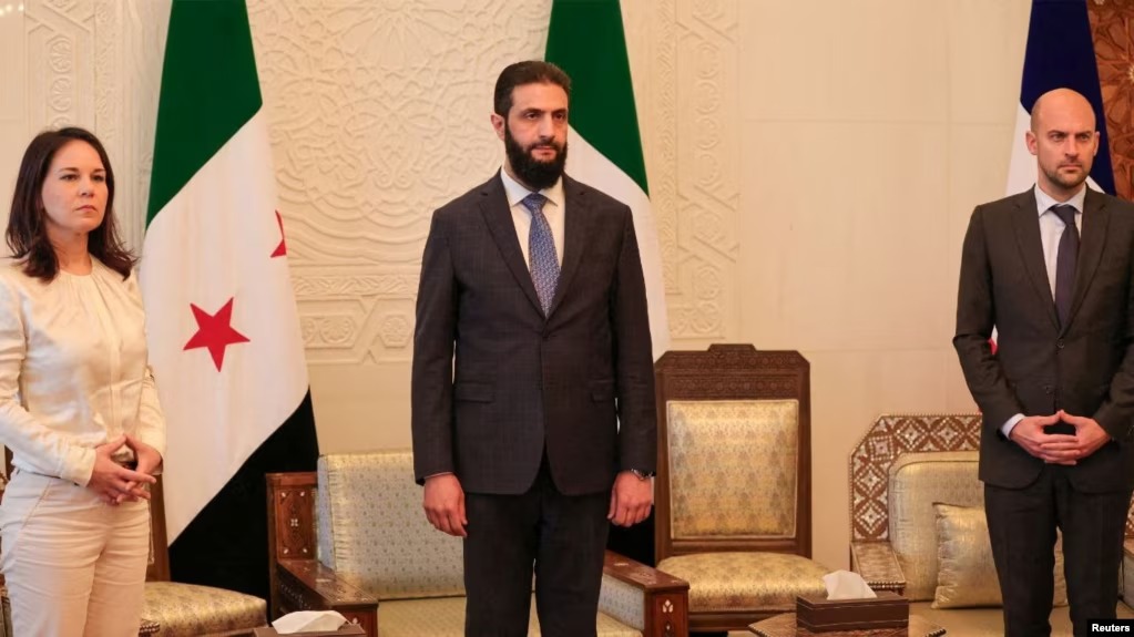 1fc1935a-a3ce-48a7-b5cd-7afa3ddb666e_w1023_r1_s_1_11zon.jpg شنبه ۱۵ دی ۱۴۰۳ ایران ۲۲:۱۳ 
آلمان: زنان و کردها باید در روند انتقالی در سوریه شرکت داشته باشند
دیدار احمد الشراع با وزرای خارجه آلمان و فرانسه by mohsen dehbashi