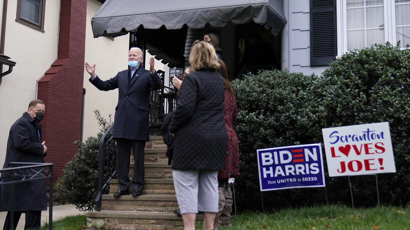 Election 2020 Biden جو بایدن روز سه شنبه، در روز رای گیری در خانه‌ کودکی خود در شهر اسکرانتون، پنسیلوانیا حضور یافت. by mohsen dehbashi