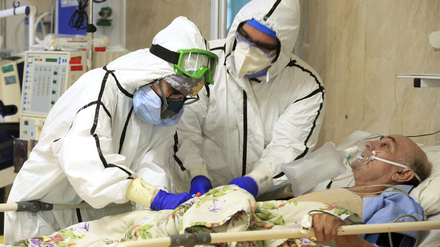 Virus Outbreak Iran Surging Deaths وزارت بهداشت ایران، روز دوشنبه ۲۸ مهر اعلام کرد که در شبانه روز گذشته ۳۳۷ بیمار کووید۱۹ جان خود را از دست دادند و مجموع جان باختگان این بیماری به ۳۰ هزار و ۷۱۲ نفر رسید.
ثبت رکوردجدید by mohsen dehbashi