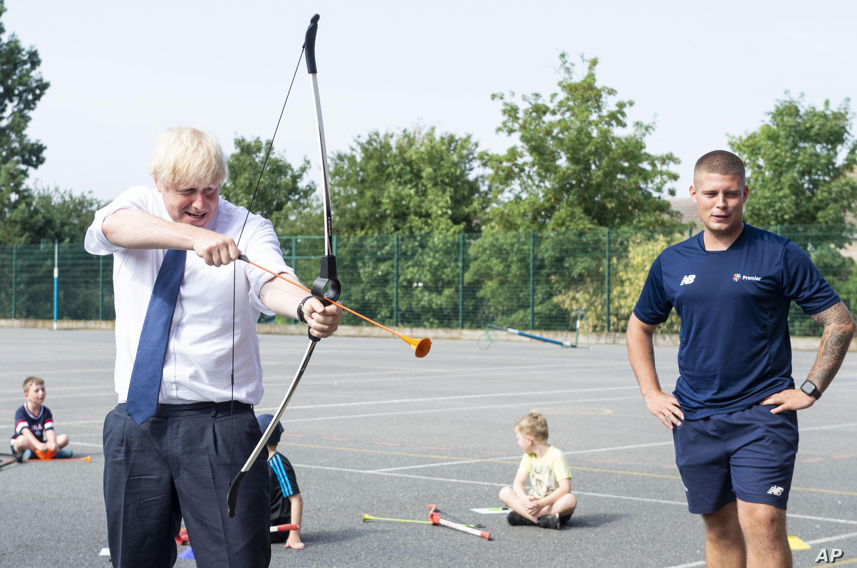 Virus Outbreak Britain بوریس جانسون نخست وزیر بریتانیا در حاشیه بازدید از یک کمپ تابستانی، مهارت تیراندازی خود با کمان را امتحان می‌کند. کمپ‌های تابستانی برای سرگرم کردن دانش آموزان دختر و پسر در آمریکا و بریتانیا رایج هستند. 
چهارشنبه ۲۲ مرداد ۱۳۹۹ by mohsen dehbashi