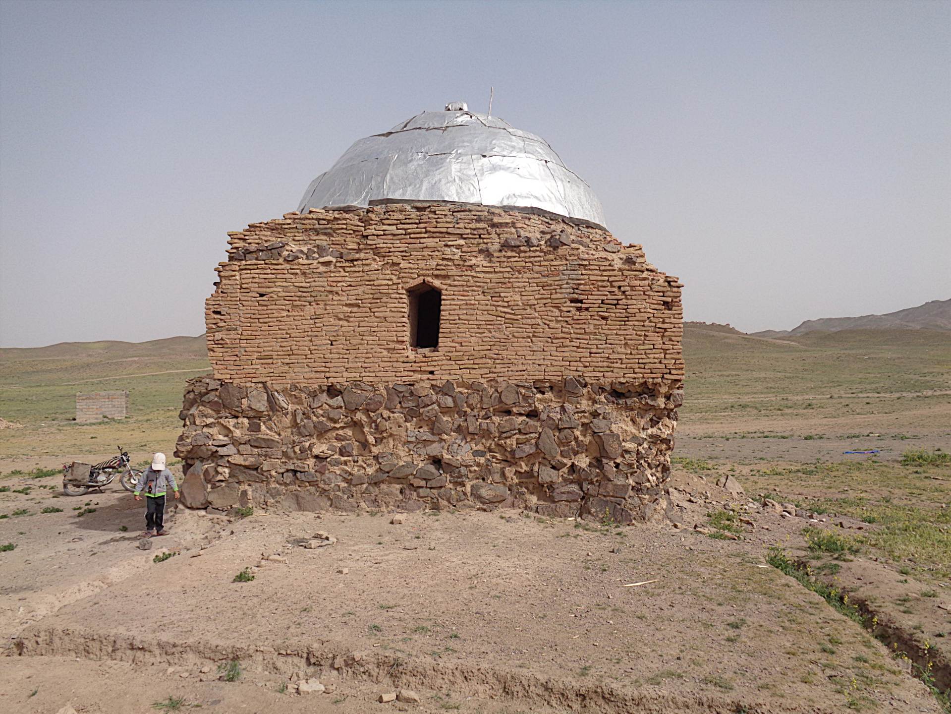 مزارپیش حسن درشمال غربی کوه کافردوغ واقع شده by mohsen dehbashi