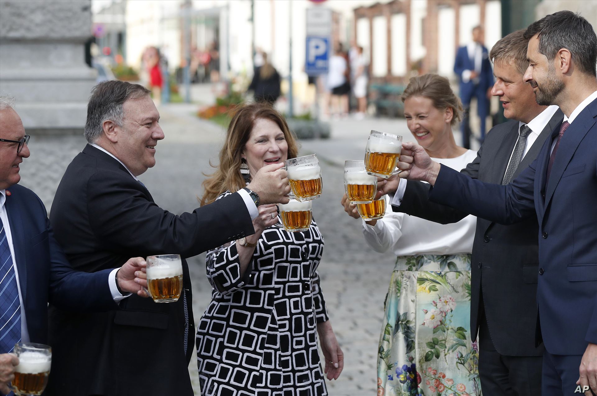 Czech Republic United States Pompeo عکس روز: از پذیرایی از وزیر خارجه آمریکا در پراگ تا اعتراض به بازداشت فعال دموکراسی‌خواه در هنگ‌کنگ
آلبوم عکس - سه‌شنبه ۲۱ مرداد ۱۳۹۹
۲۱ مرداد ۱۳۹۹ by mohsen dehbashi