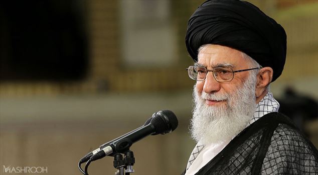 khameneii23_483d2938eae0bdf4afd8dbbef7b50231.jpg - سید علی خامنه ای متولد 29 فروردین 1318 فرزند سیدجواد، دومین رهبر انقلاب اسلامی ایران  فرزند مرحوم حجت‌الاسلام‌ و المسلمین حاج سید جواد حسینی خامنه‌ای در مشهد مقدس چشم به جهان گشود.