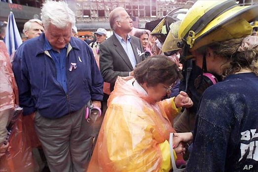 Sept 11 Biden - ۲۰ سپتامبر سال ۲۰۰۱، نیویورک - سناتور تد کندی (چپ)، سناتور جو بایدن (وسط) و سناتور باربارا میکولسکی