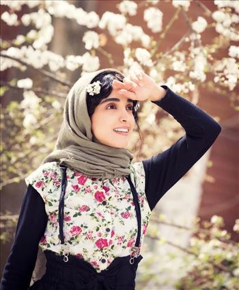 -حصاری-1-e1570042584346.jpg_1.jpg - الهه حصاری\r\nالهه حصاری در ۱۸ مرداد ۱۳۶۹ در قزوین به دنیا آمد. او دانش‌آموختهٔ کارشناسی رشتهٔ زبان و ادبیات انگلیسی و کاردانی رشتهٔ تربیت بدنی است.