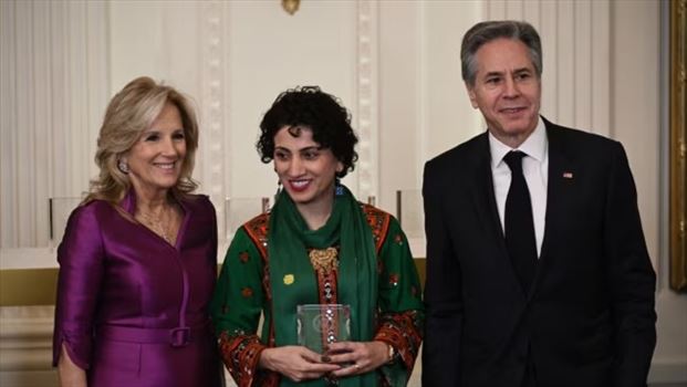 164ab7a8-e9be-4105-88de-1a4d45b72bd2_w650_r1_1_11zon.jpg - سه شنبه ۱۵ اسفند ۱۴۰۲ ایران ۰۸:۱۵ \r\nاهدای جایزه بین‌المللی زنان شجاع به فریبا بلوچ: «مقاومت» تنها راه پیش رو است