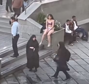 2024-11-06_231548.png - ۱۳ آبان ۱۴۰۳ - ۲ نوامبر ۲۰۲۴\r\nویدیوهایی در روز شنبه ۱۲ آبان، از دختری با لباس زیر در محوطه واحد علوم و تحقیقات دانشگاه آزاد اسلامی تهران و سپس از بازداشت او منتشر شد وواکنش‌های گسترده‌ در شبکه‌های اجتماعی به همراه داشت.