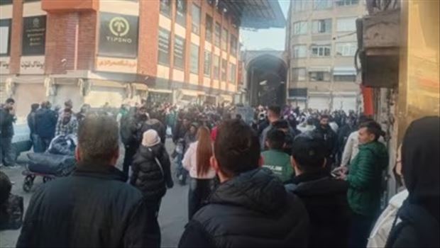 8e707a01-8e63-41e2-4214-08de3c91433d_cx0_cy15_cw0_w408_r1_1_11zon.jpg - سه شنبه ۱۶ دی ۱۴۰۴ تهران ۱۳:۵۹ \r\nاعتراض در بازار تهران؛ دلار از ۱۴۷ هزار تومان گذشت، سکه طلا ۱۷۰ میلیون تومان