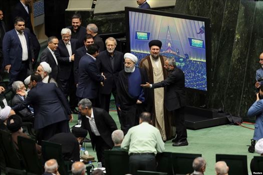 db735204-0014-46c0-951f-f330623a7d50_w1023_s_2_11zon.jpg - چهارشنبه ۱۰ مرداد ۱۴۰۳ ایران ۱۳:۵۷ \r\nحاشیه‌های مراسم تحلیف مسعود پزشکیان، نهمین رئیس دولت جمهوری اسلامی